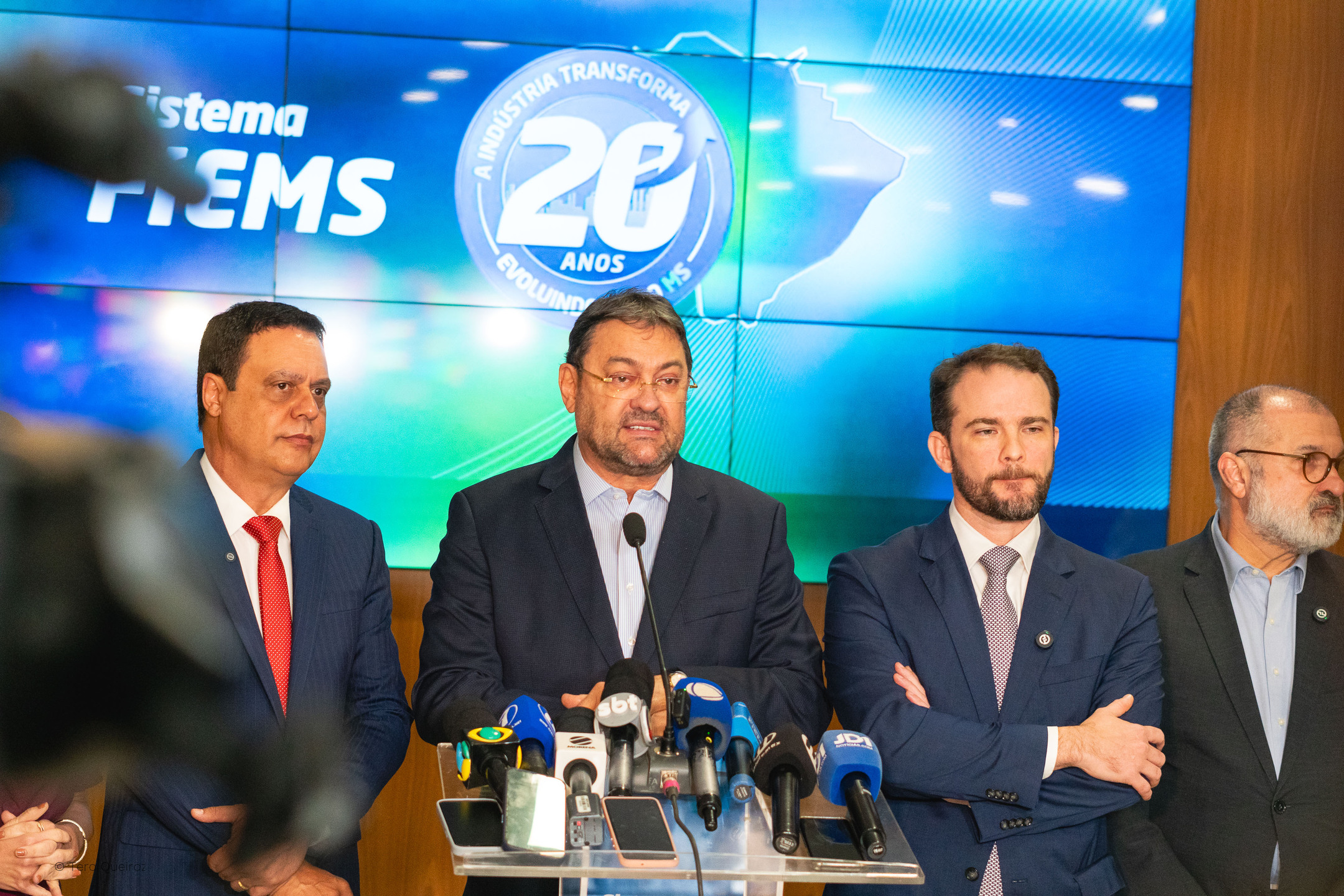 (30.jul.26)  A estrat&eacute;gia de S&eacute;rgio Longen pode ter sido evitar que Camila Jara se comunicasse com os empres&aacute;rios, j&aacute; que uma das principais virtudes da deputada &eacute; a facilidade com que consegue se fazer entender. Foto: Tero Queiroz