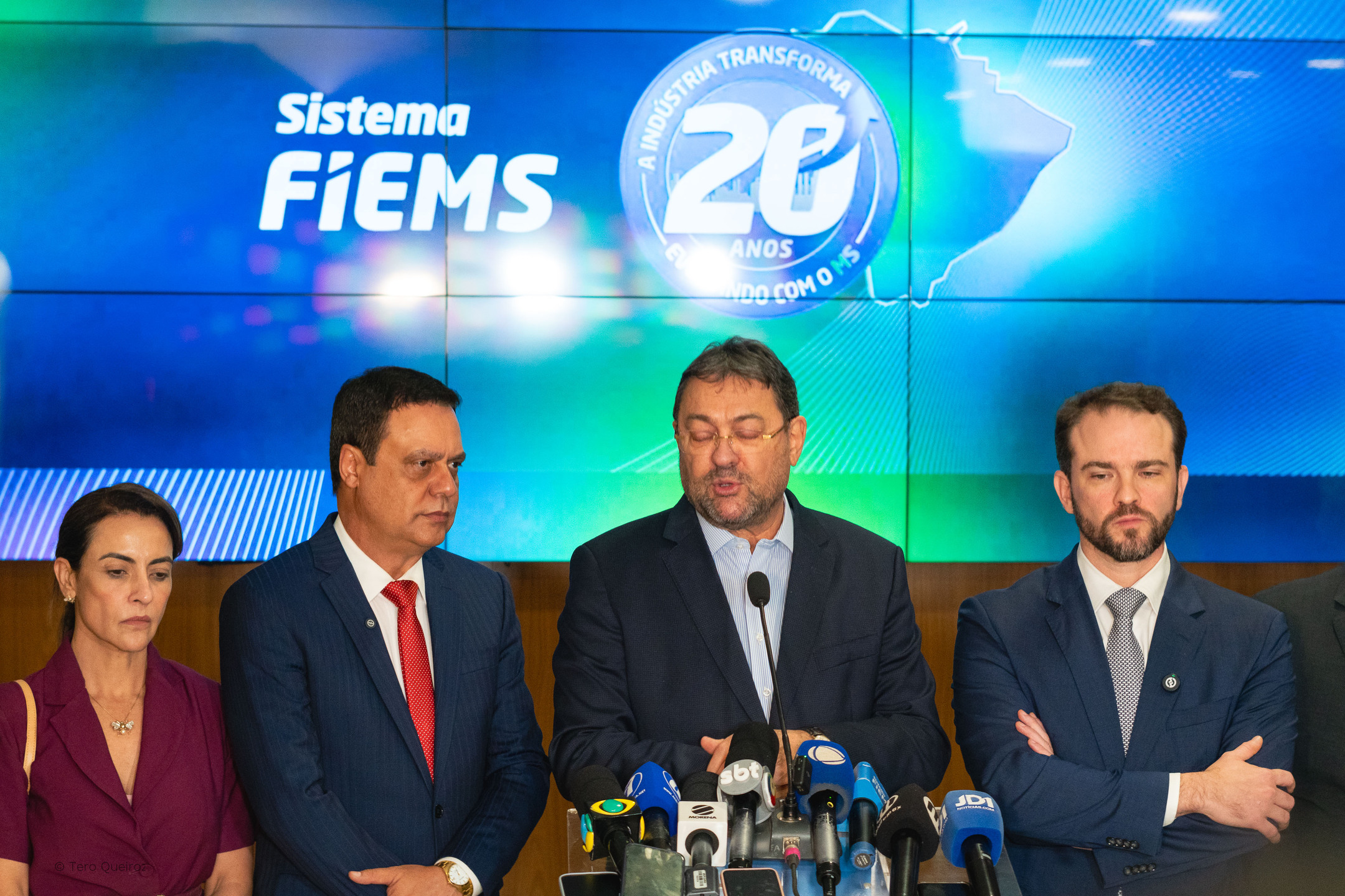 (30.jul.26) - A senadora Soraya Tronicke tamb&eacute;m teria sido impedida de seguir na agenda devido &agrave; negativa da FIEMS, presidida por S&eacute;rgio Longen. Mas, mesmo antes disso, durante a coletiva, ningu&eacute;m aparentava estar de bom humor. Foto: Tero Queiroz
