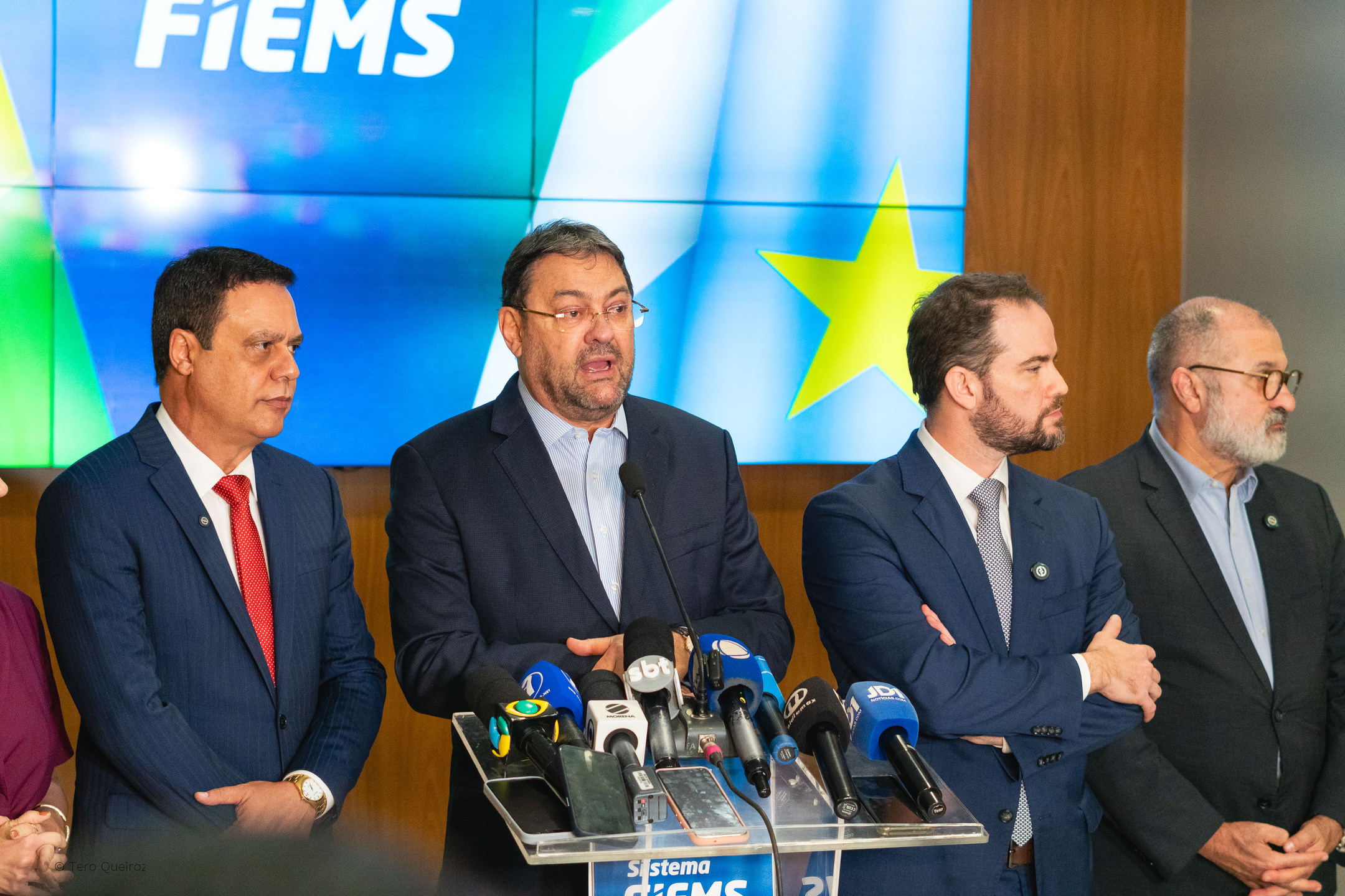 (30.jul.26) - S&eacute;rgio Longen (ao microfone) &eacute; conhecido por estar relacionado a diversos esc&acirc;ndalos e suspeitas &agrave; frente da FIEMS. Foto: Tero Queiroz