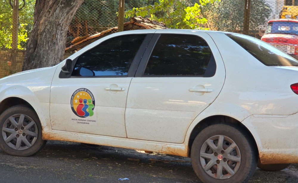 Ve&iacute;culo oficial &eacute; usado na cidade por um dos invasores. Foto: Botija | MS Not&iacute;cias