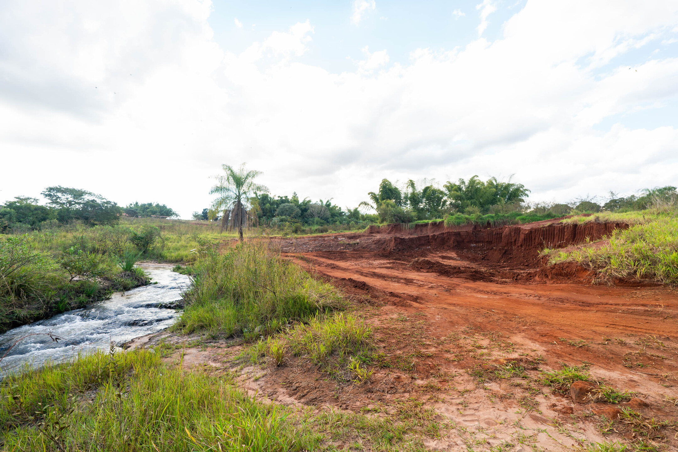 Maquin&aacute;rios realizam escava&ccedil;&atilde;o em APP do Rio Ribeir&atilde;o das Botas e do C&oacute;rrego &Aacute;gua Limpa no Assentamento Estrela em Jaraguari. Foto: Tero Queiroz