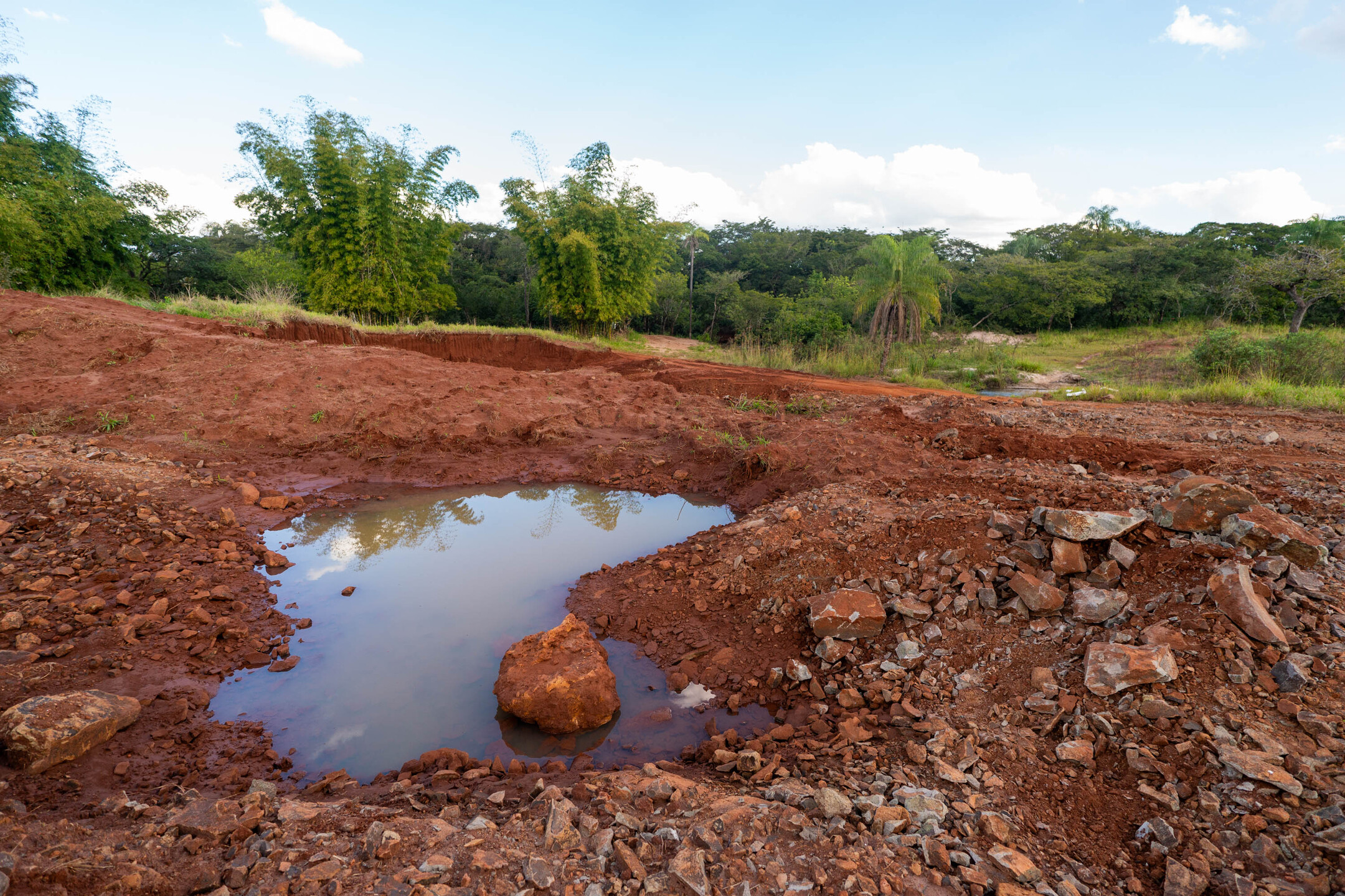 Movimenta&ccedil;&atilde;o de terra nas proximidades do Ribeir&atilde;o das Botas pode ter danificado s&iacute;tio arqueol&oacute;gico. Foto: Tero Queiroz
