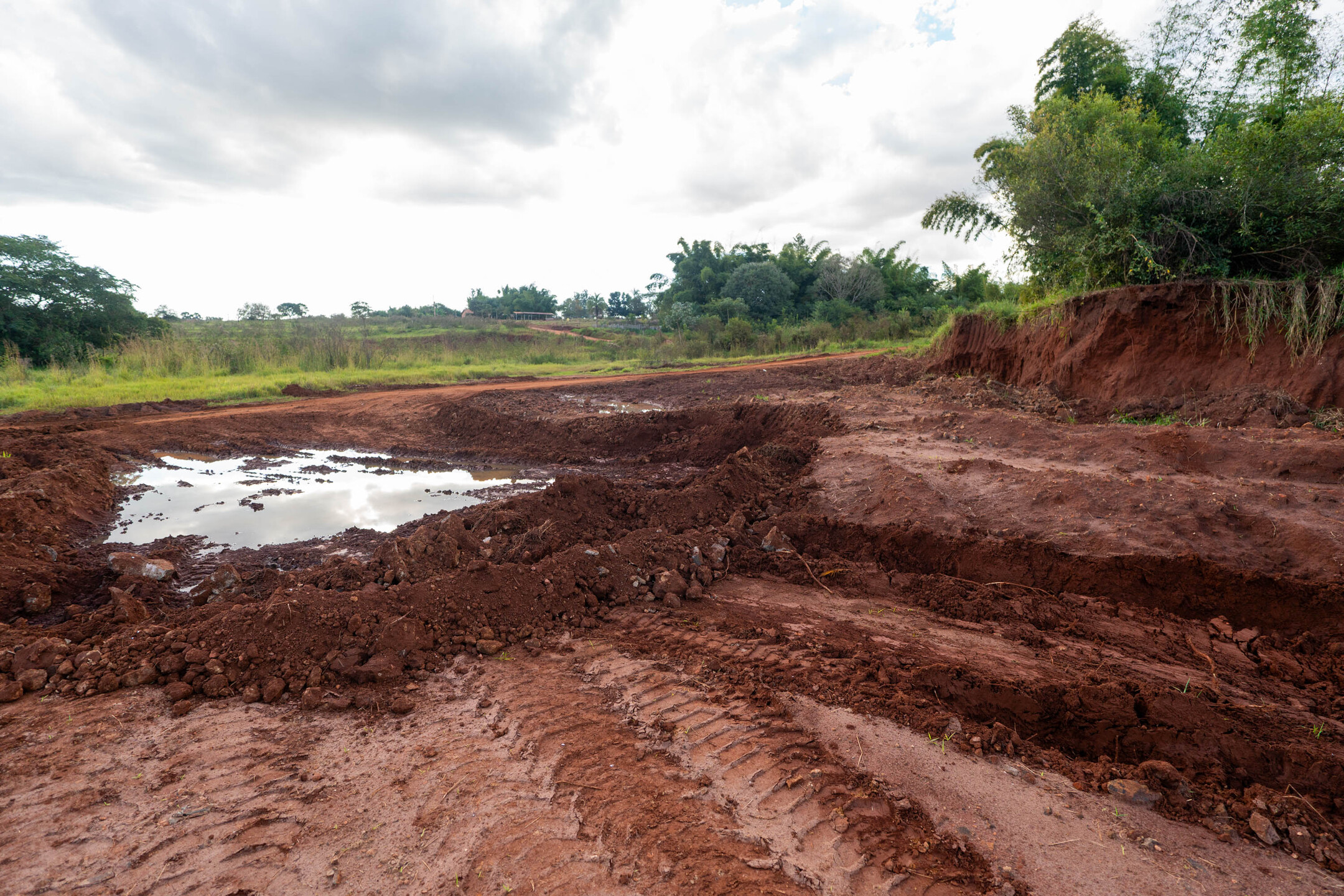 Al&eacute;m de maquin&aacute;rios da Prefeitura de Jaraguari, h&aacute; den&uacute;ncias de que m&aacute;quinas particulares retiraram aterro de &Aacute;rea de Preserva&ccedil;&atilde;o Permanente (APP) e venderam o material a moradores do Assentamento Estrela. Foto: Tero Queiroz