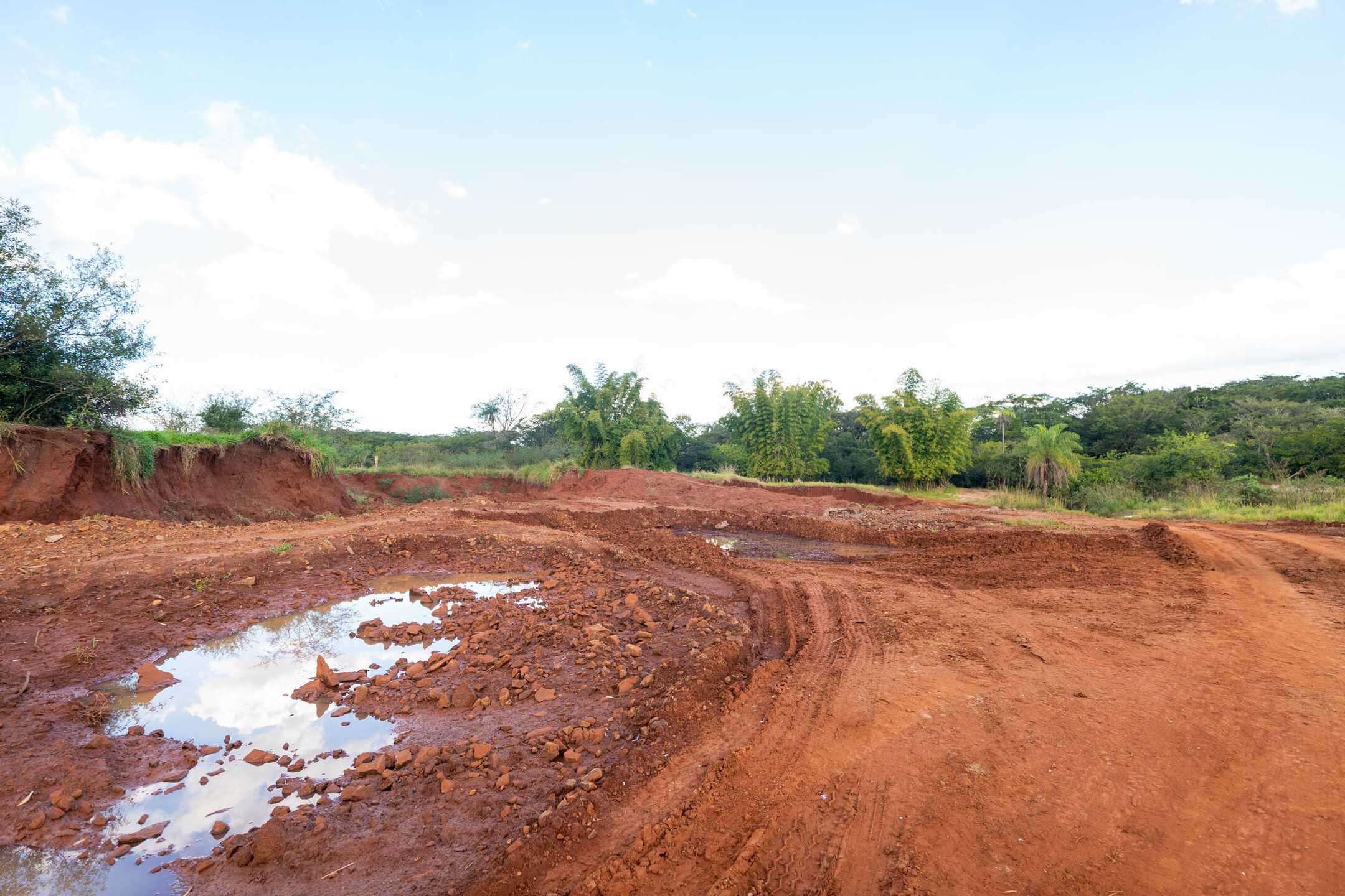 Grande escava&ccedil;&atilde;o foi feita &agrave;s margens do Rio Ribeir&atilde;o das Botas em Jaraguari (MS). Foto: Tero Queiroz