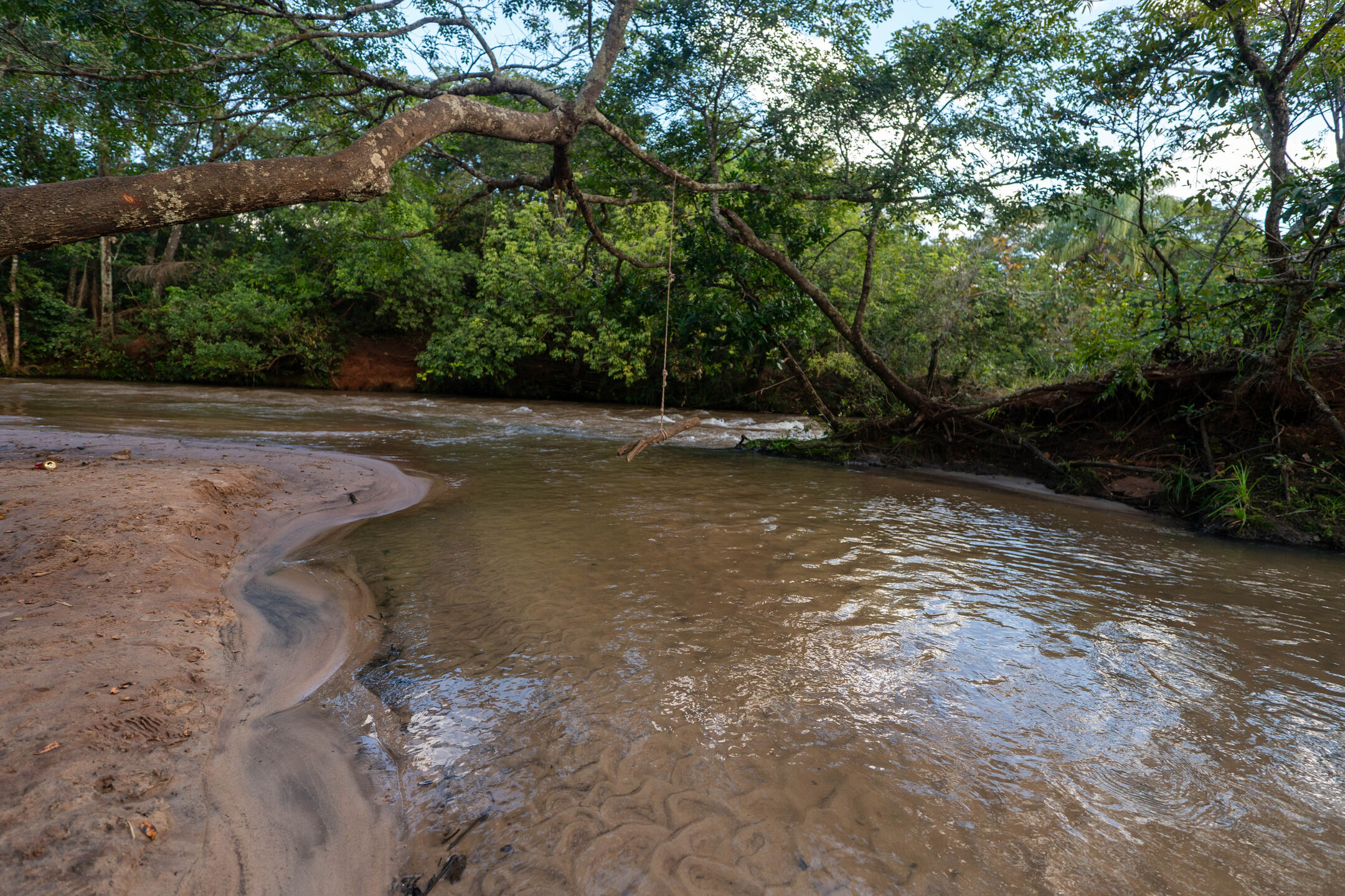 Ribeir&atilde;o das Botas tem a margem escavada por maquin&aacute;rios e apresenta sinais de assoreamento. Foto: Tero Queiroz