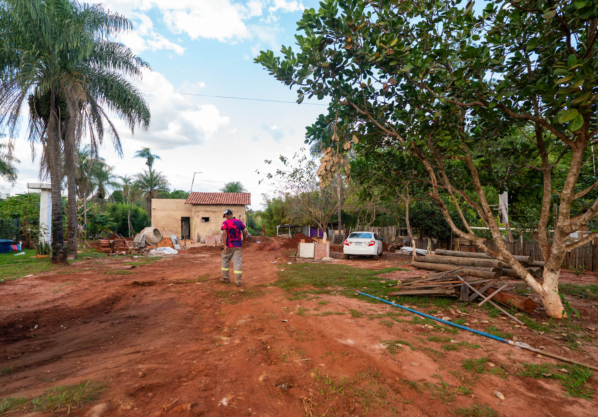 Pedro afirmou que sua fam&iacute;lia comprou o aterro retirado das margens do Ribeir&atilde;o das Botas e impediu a reportagem de verificar a &aacute;rea aterrada, localizada a poucos metros do C&oacute;rrego &Aacute;gua Limpa. Foto: Tero Queiroz