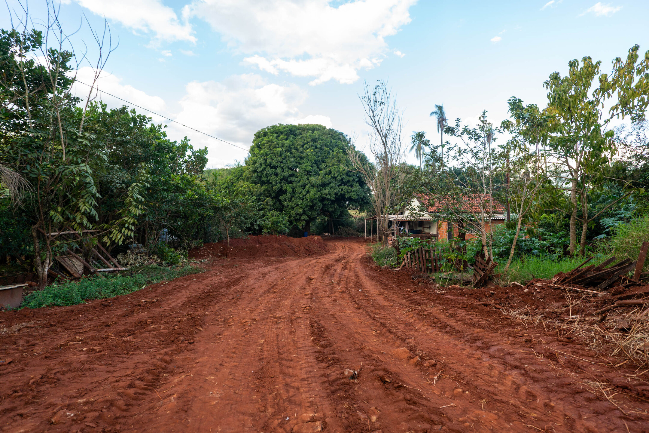 Um segundo terreno, ao lado da casa do pai de Pedro, tamb&eacute;m recebeu aterro recentemente. Segundo apurou a reportagem, o material teria sido retirado das margens do Ribeir&atilde;o das Botas. Foto: Tero Queiroz