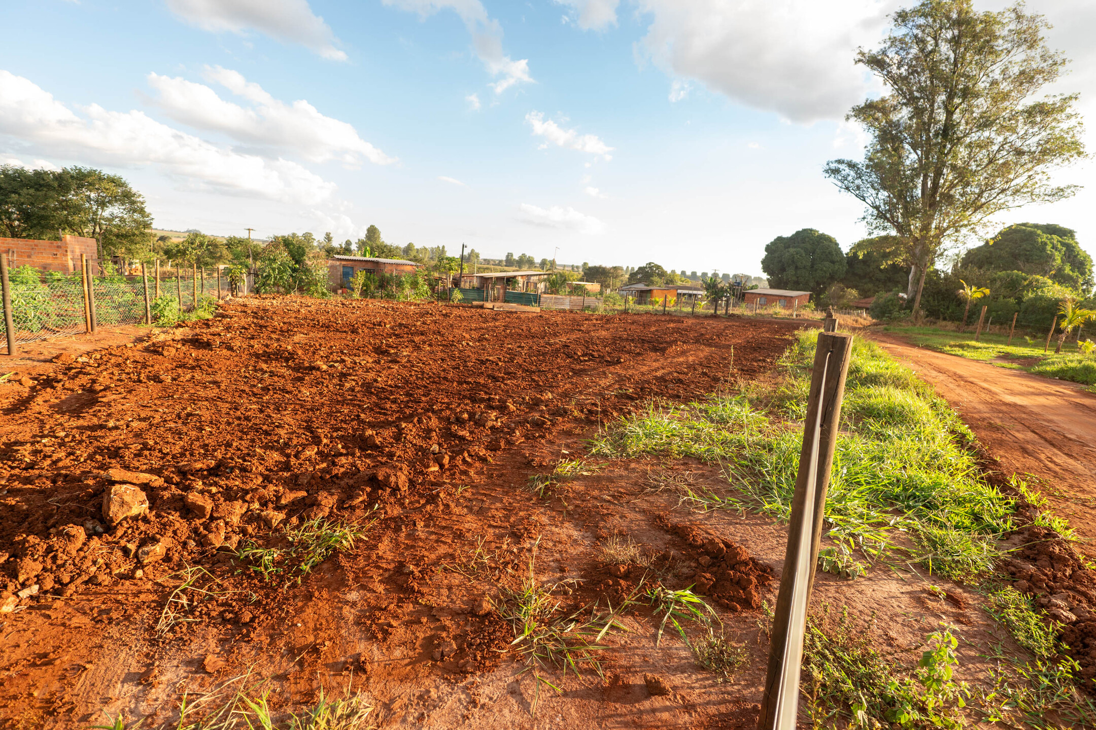 Terreno rec&eacute;m-aterrado recebeu ao menos oito caminh&otilde;es de terra. Segundo apurou a reportagem, parte do material foi retirada das margens do Ribeir&atilde;o das Botas. O posseiro do im&oacute;vel, Jeferson, afirmou que ganhou o aterro da prefeitura. Foto: Tero Queiroz
