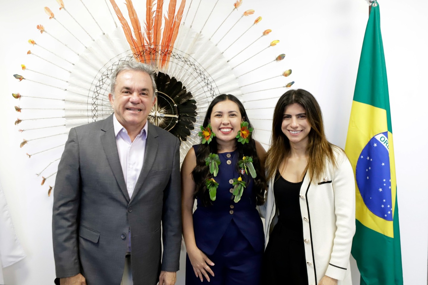 A secret&aacute;ria de Sa&uacute;de Ind&iacute;gena, Lucinha Trememb&eacute;, recebe os deputados federais Vander Loubet e Camila Jara em seu gabinete, em Bras&iacute;lia. Foto: Divulga&ccedil;&atilde;o