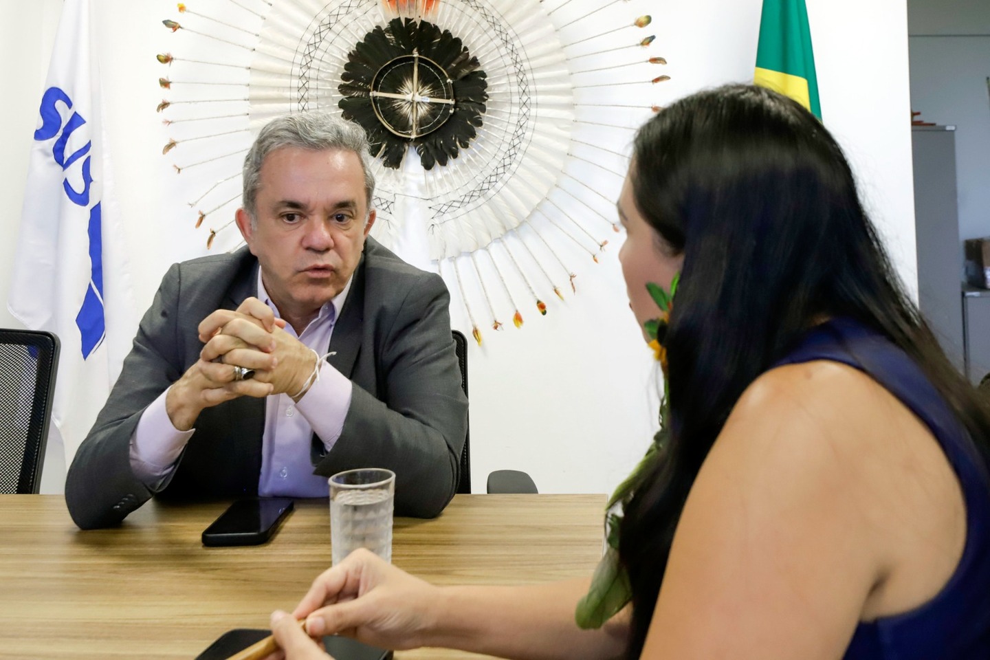 O deputado federal Vander Loubet &eacute; recebido pela secret&aacute;ria de Sa&uacute;de Ind&iacute;gena, Lucinha Trememb&eacute;, em seu gabinete, em Bras&iacute;lia. Foto: Divulga&ccedil;&atilde;o.
