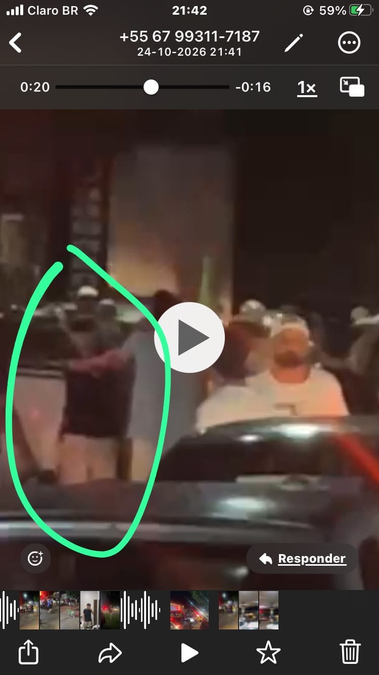 Menor com a arma em punho efetuando disparos. 