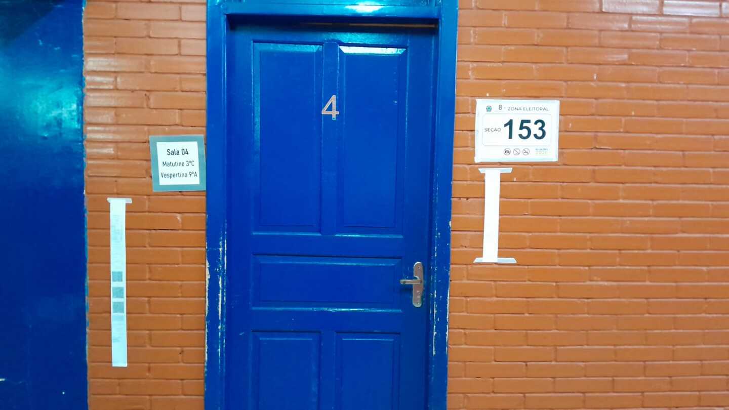 Eleitores que chegaram &agrave;s 16h15 j&aacute; encontraram portas das sess&otilde;es fechadas. Foto: MS Not&iacute;cias